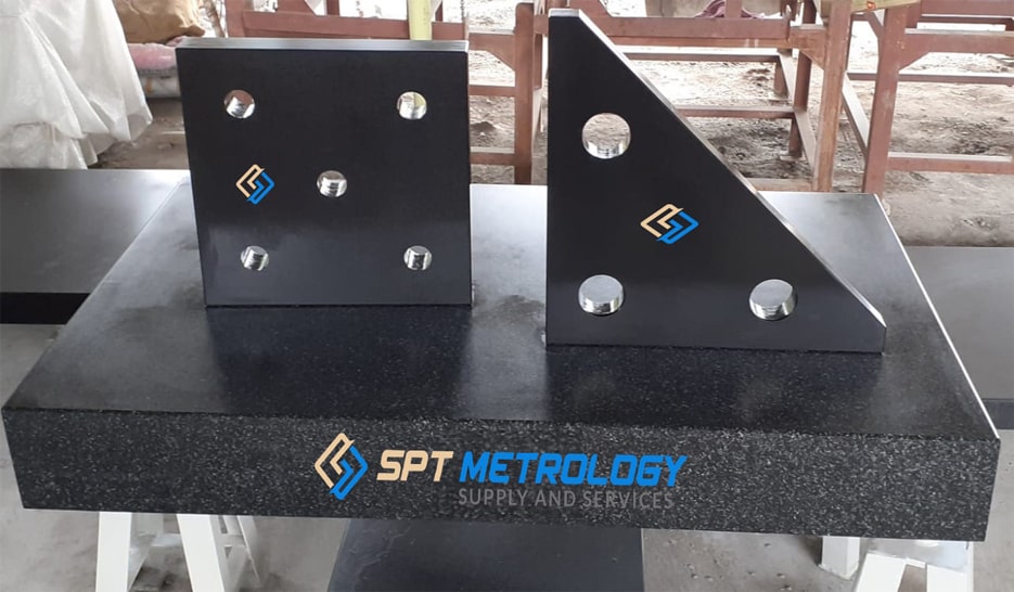 GRANITE SQUARE (TRIANGULAR)